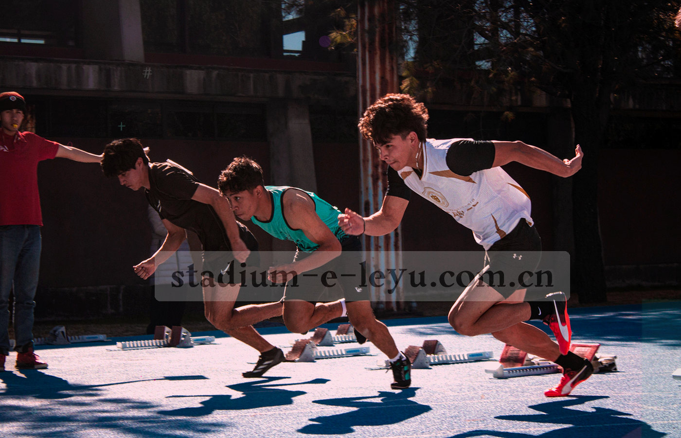 俯拍战术板上的线条与手写标记
